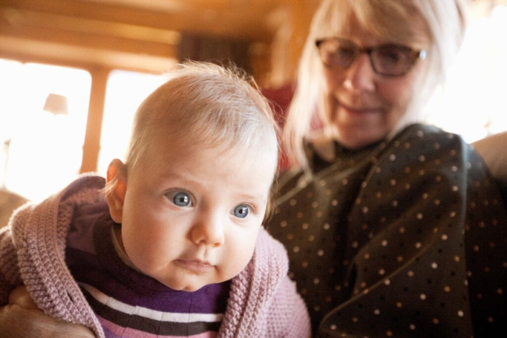 Des parents discutent calmement tandis que le bébé reste blotti dans les bras de sa mère
