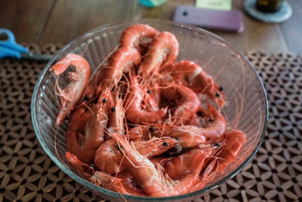 Des crevettes dans un bol 
