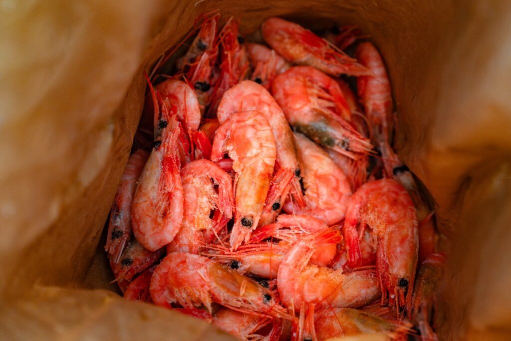 Des crevettes périmées mises à la poubelles