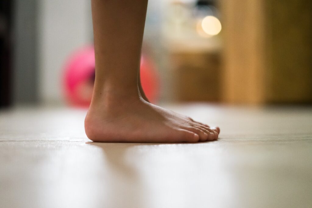 Des pieds nus sur le sol