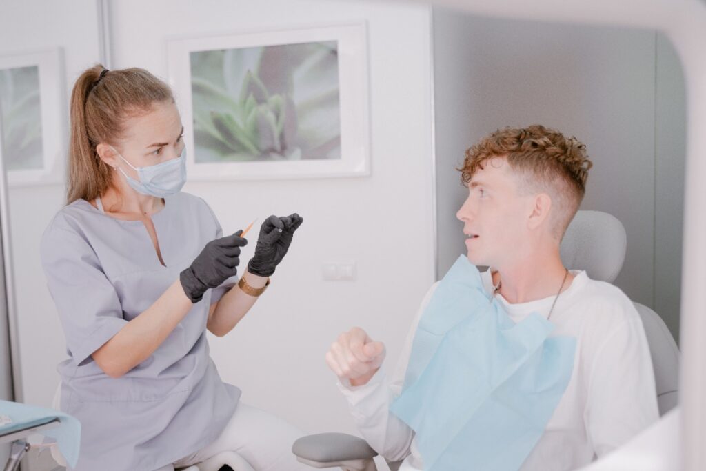 Un dentiste qui prépare un soin dentaire pour un patient