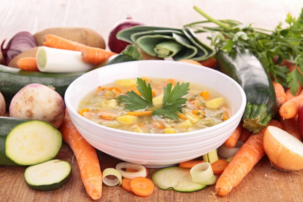 Un bol de soupe avec des légumes frais