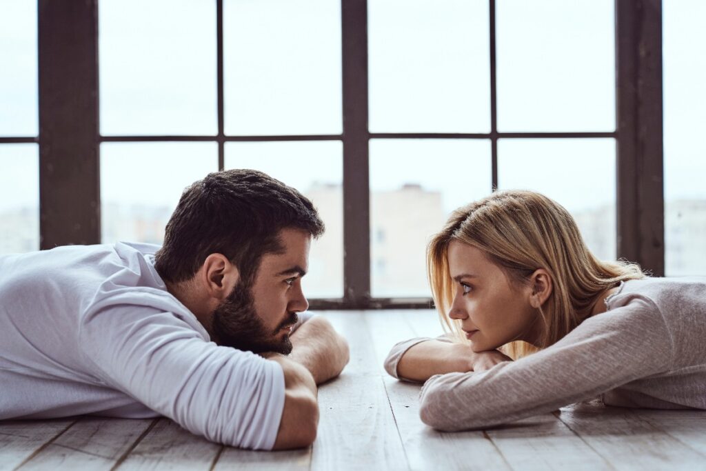 Un couple allongé sur le sol 