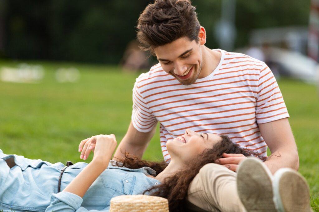 Un jeune couple amoureux échangeant le regard