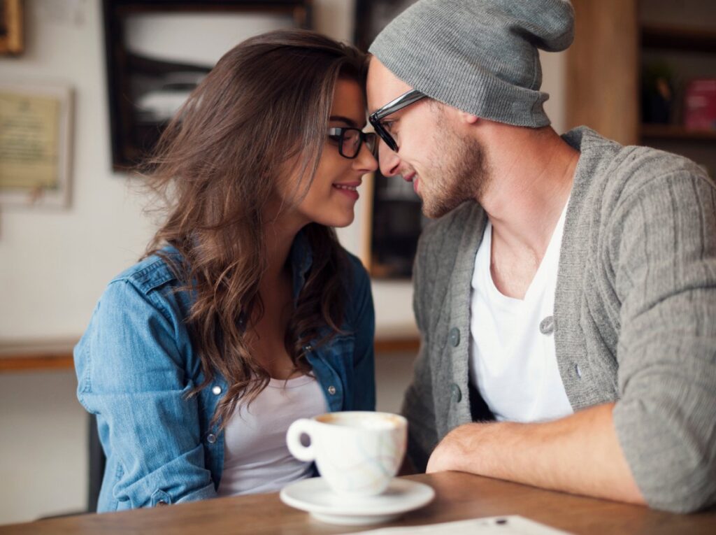 Un couple amoureux prenant du café ensemble