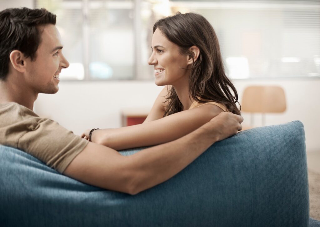 Un couple assis sur un canapé et se discute