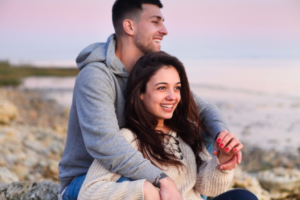 Un couple qui se promène sur des rochers