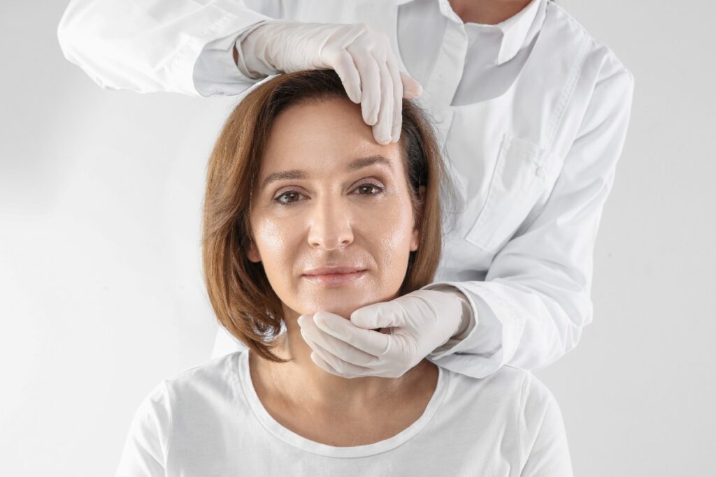 Un docteur faisant un suivi de sa patiente après une chirurgie de lifting cervico-facial