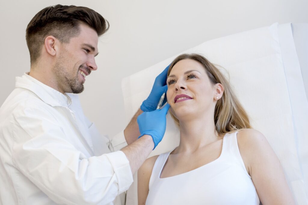Un médecin réalisant une procédure pour un lifting cervico-facial d'une femme