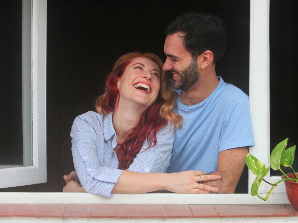 Un couple heureux qui se regarde 