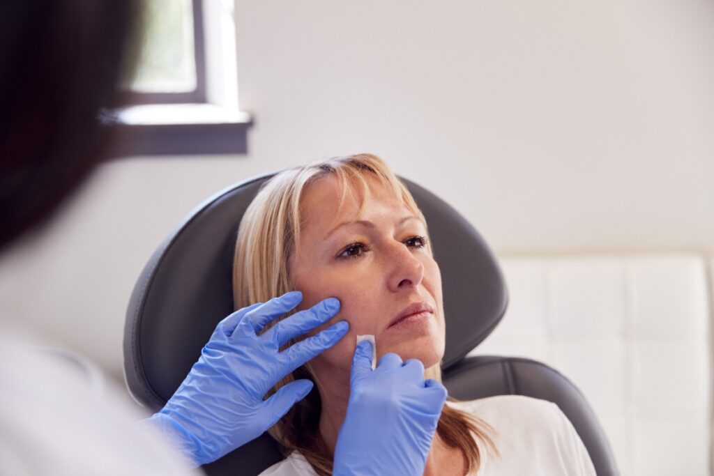 Une femme allant chez un docteur pour faire un lifting cervico-facial