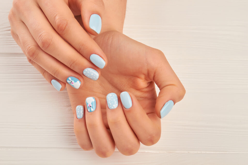 Des jolies mains avec des ongles bleu