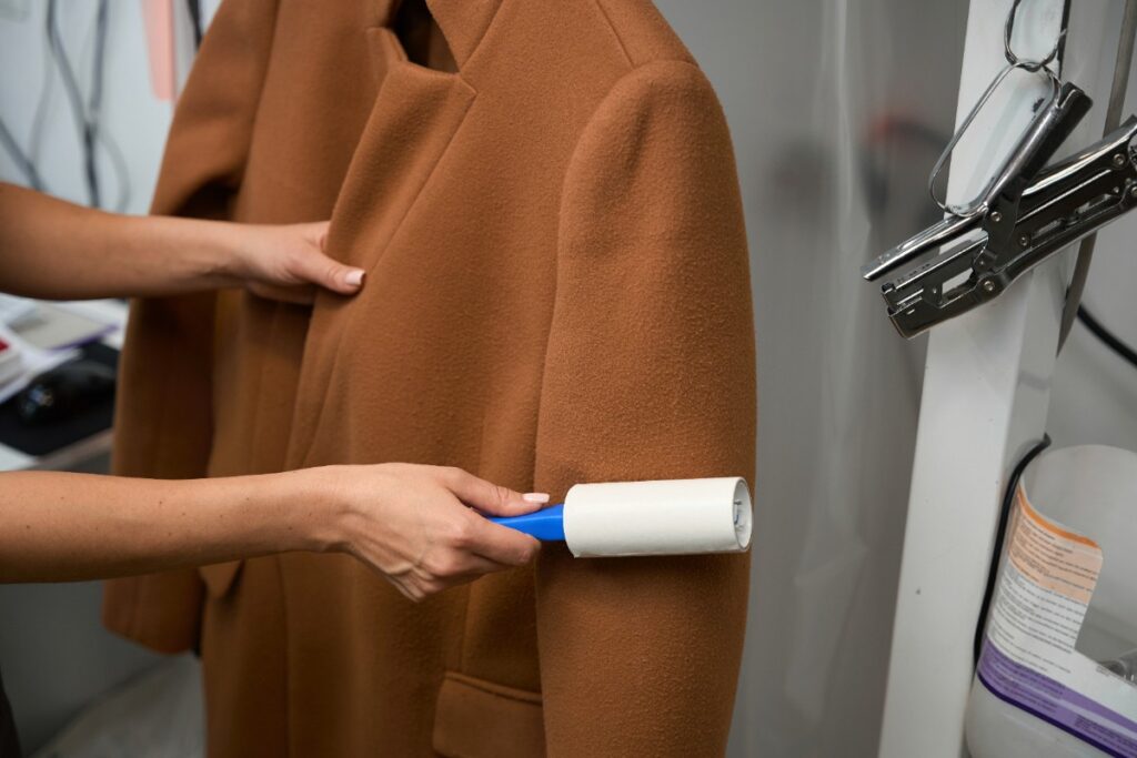 Une personne faisant un nettoyage de blazer