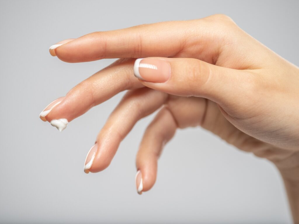 Une femme ayant des ongles bombés 
