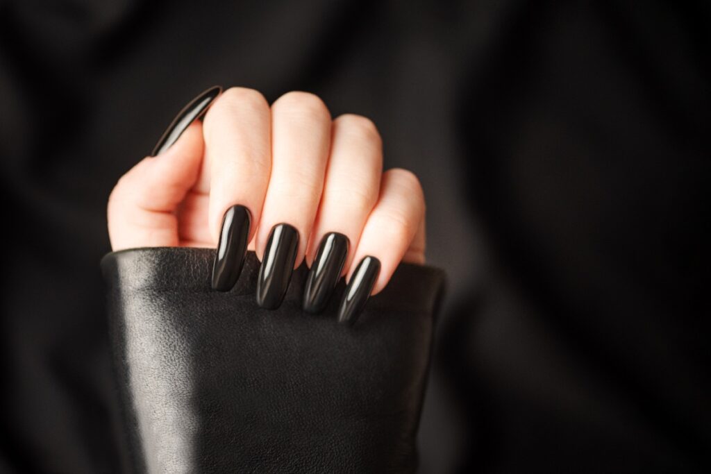 Des ongles bombés avec du vernis noir