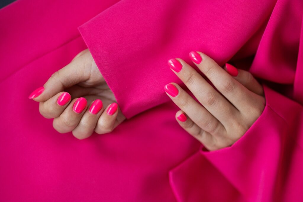 Une femme avec des ongles en rose