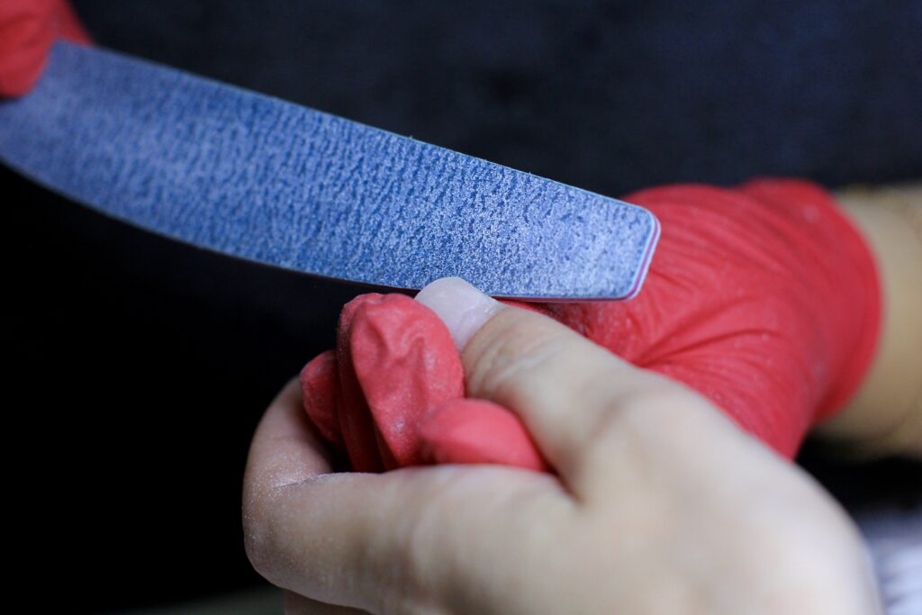 Une personne qui lime des ongles