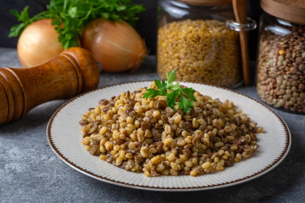 Une assiette de lentilles et de céréales saines