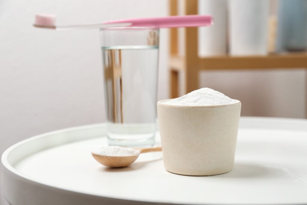 Une cuillère remplie de bicarbonate de soude et un verre d'eau
