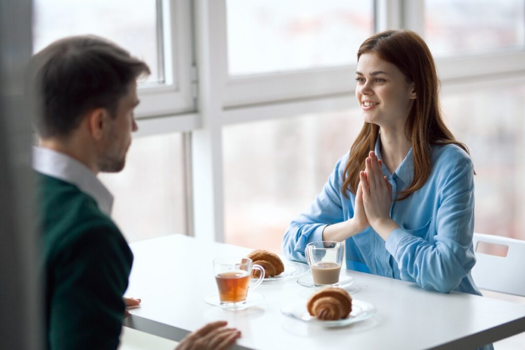 Un couple qui discute dans un restaurant