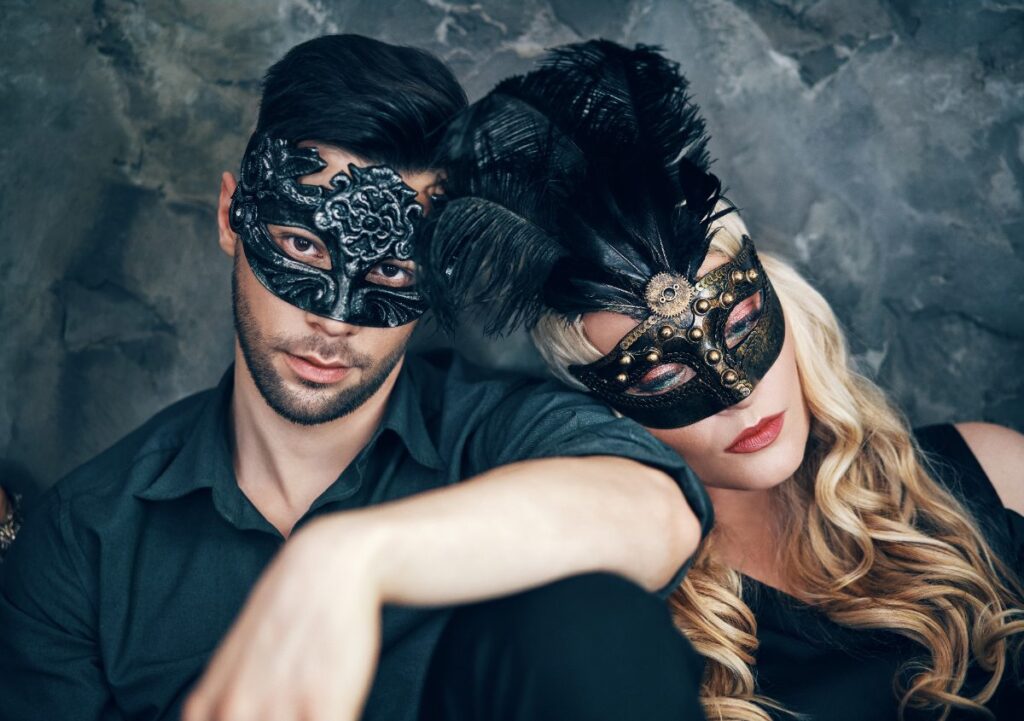 Un couple assis en portant des masques