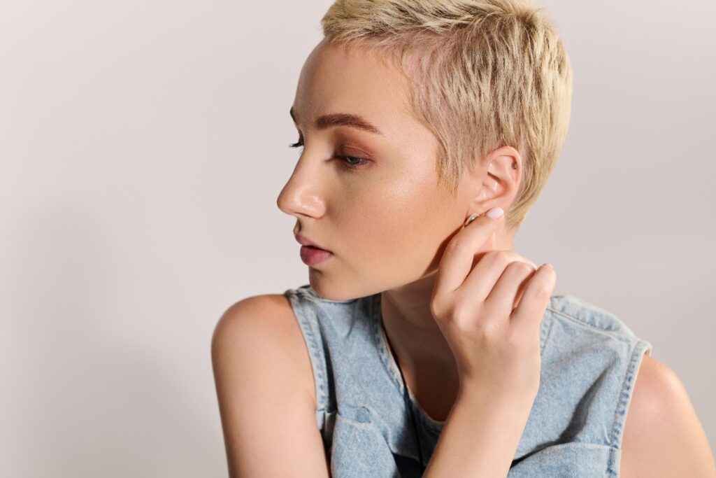 Une femme aux cheveux courts et blonds
