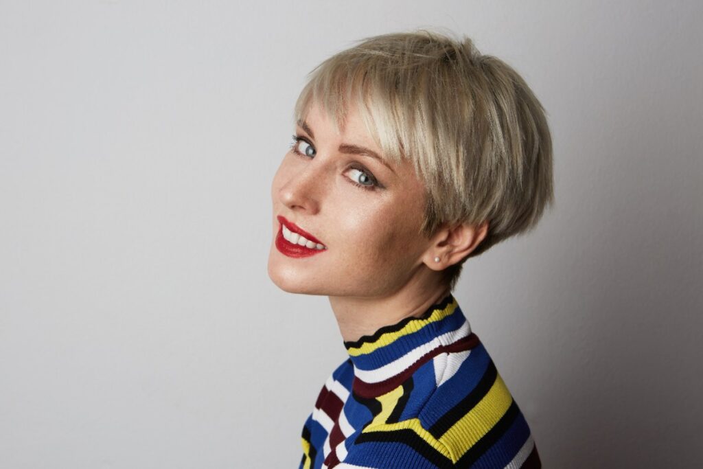 Une femme souriante aux cheveux blonds