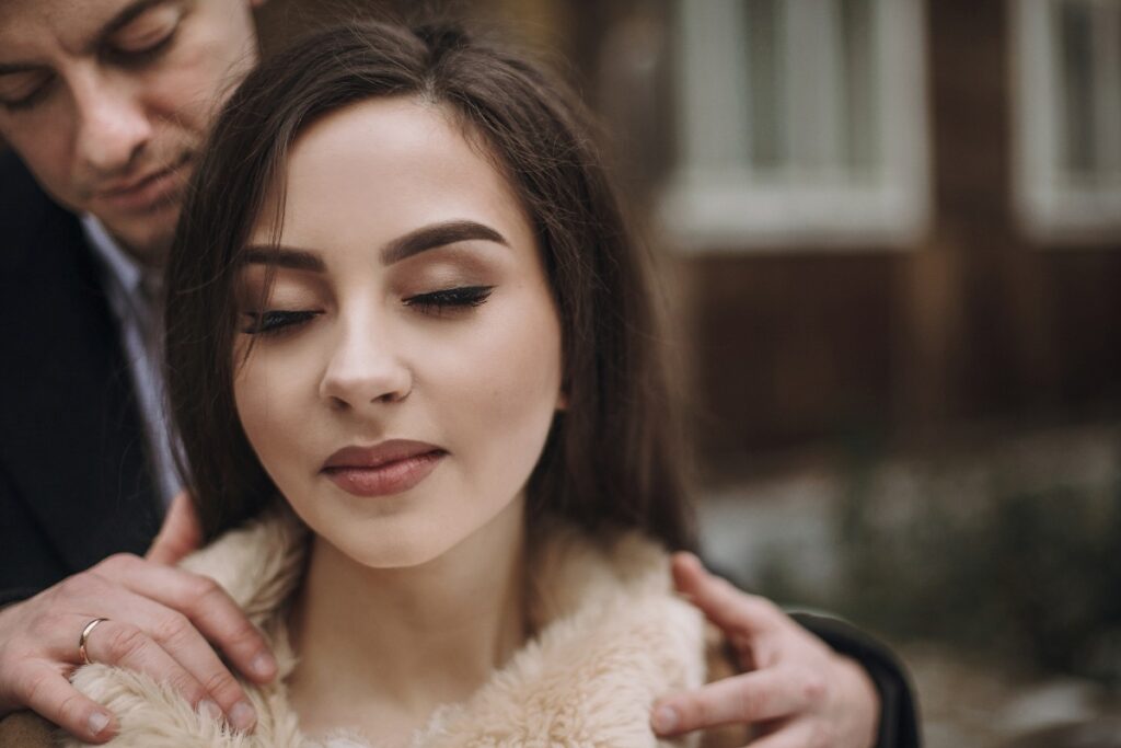 Un homme qui embrasse sa femme