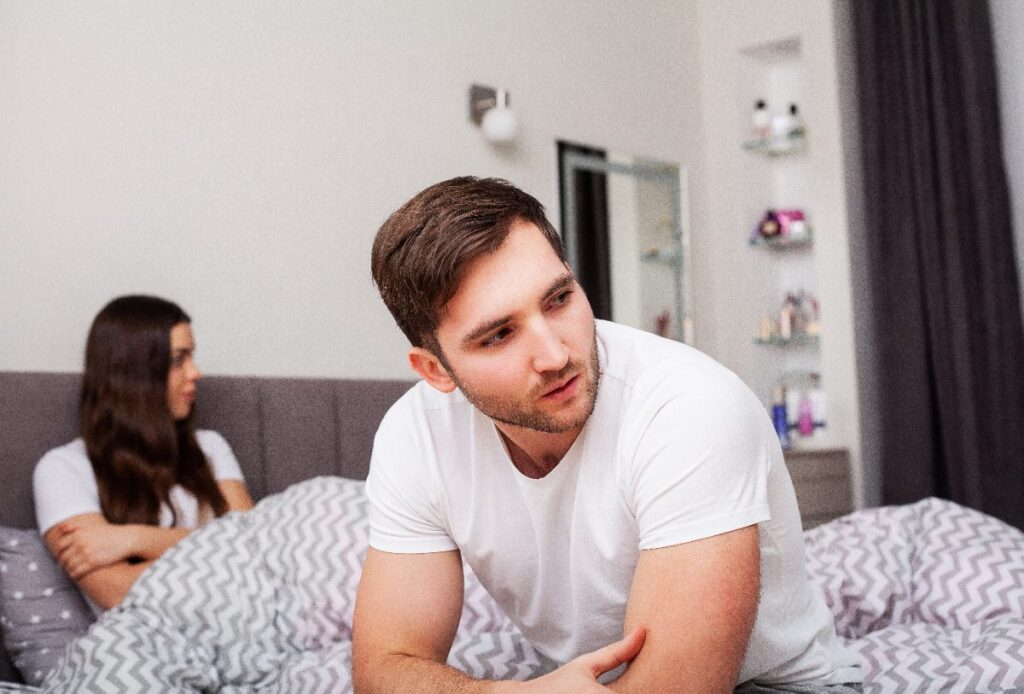 Un jeune couple malheureux dans leur chambre
