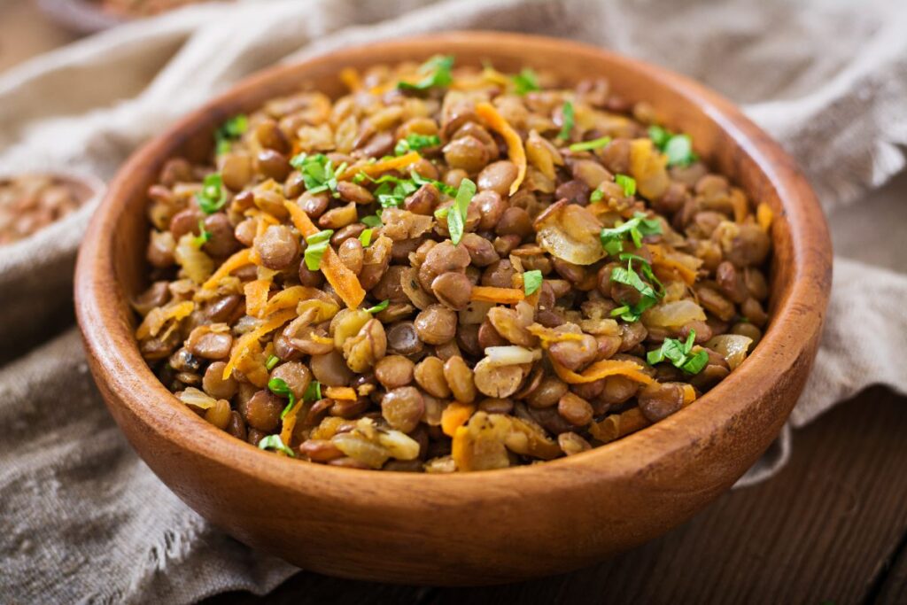 Plats de lentilles avec des carottes et du persil