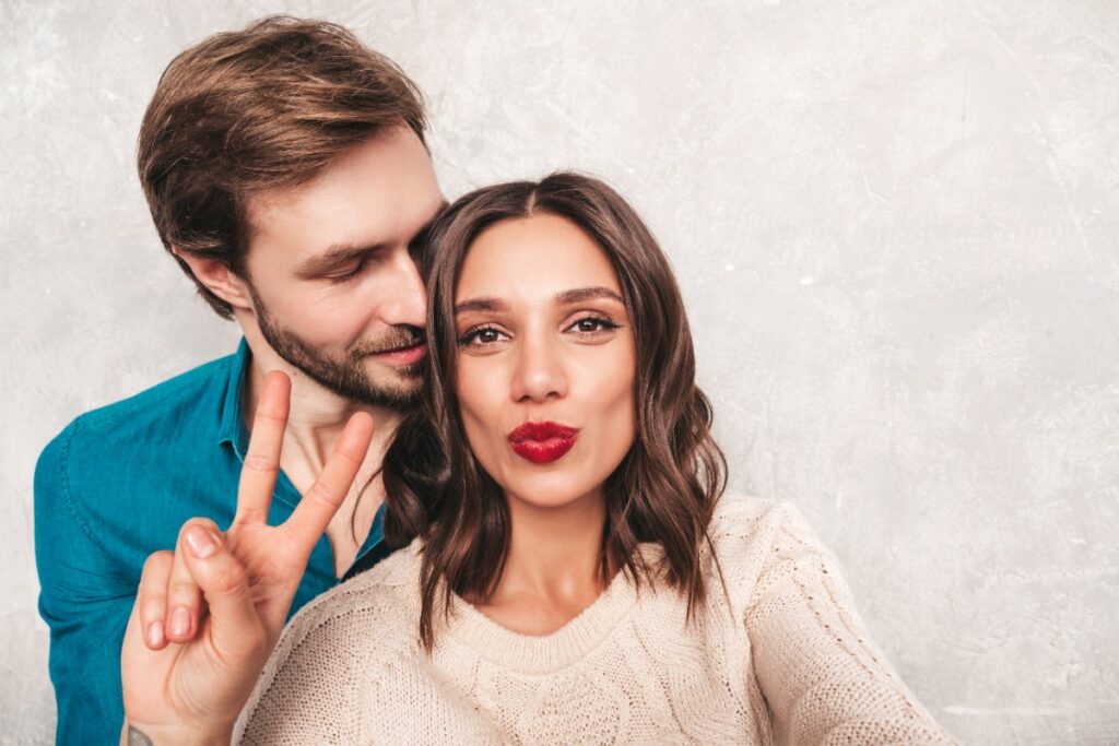 Un couple prenant une photo