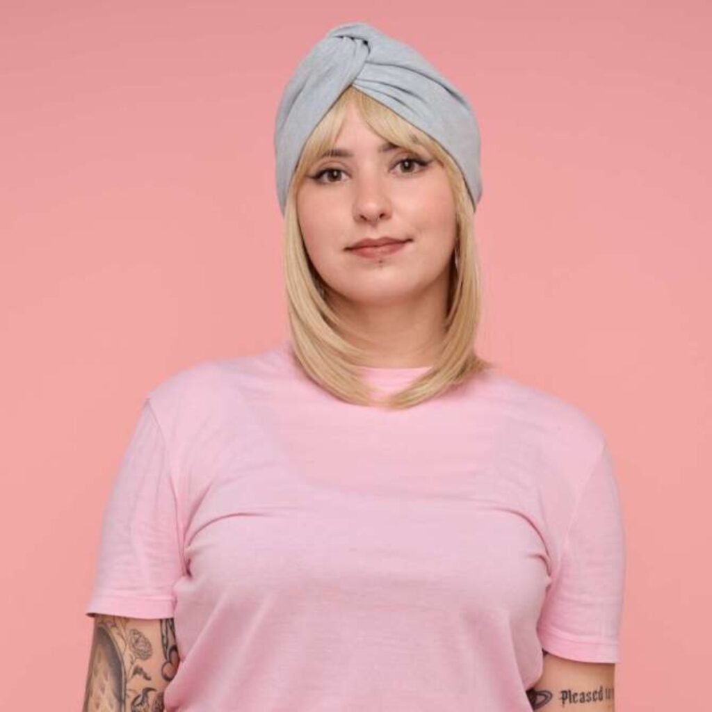 Une jeune femme qui porte une couronne de cheveux complète mi-longue