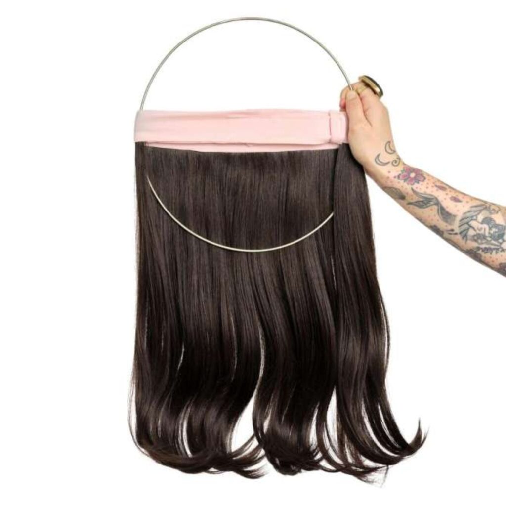 Main tenant une couronne de cheveux longue et wavy simone
