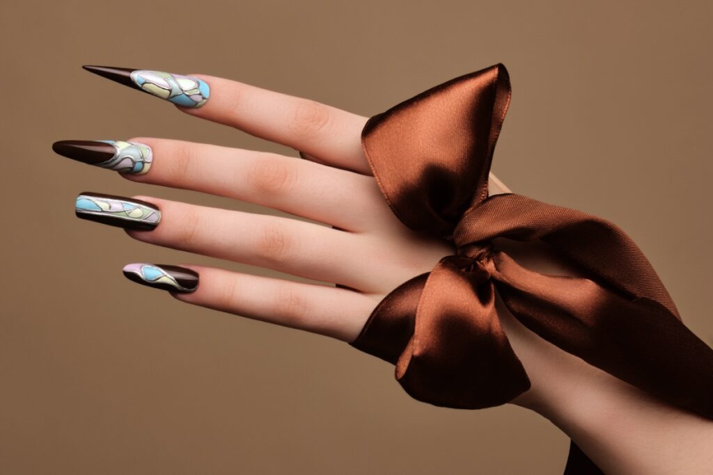 Une élégante main avec des ongles marron