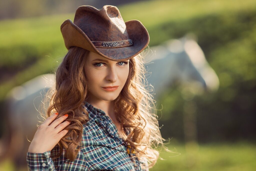 Une femme avec une coupe de cheveux cowboy