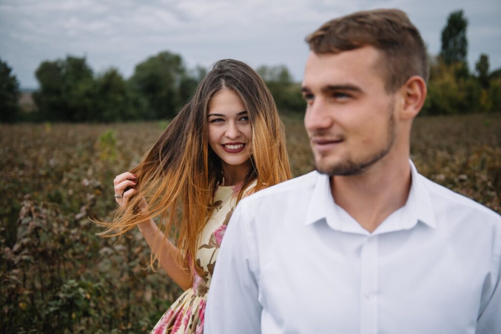 Un jeune couple qui se promène