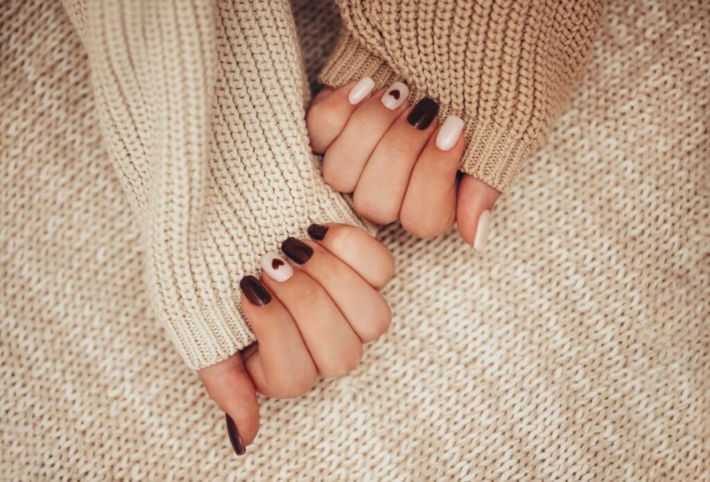 Des jolies mains aux ongles marron