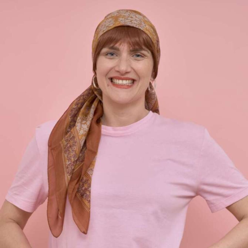 Femme avec un pack carré de soie fleurie marron et orange sur un bonnet simple thermorégulant
