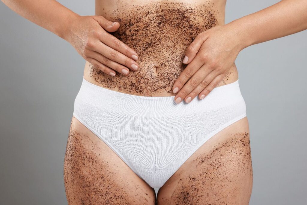 Une femme qui applique du gommage sur le ventre