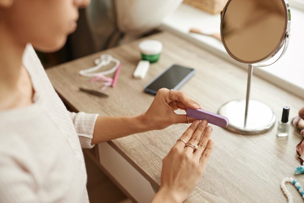 Une femme limant ses ongles