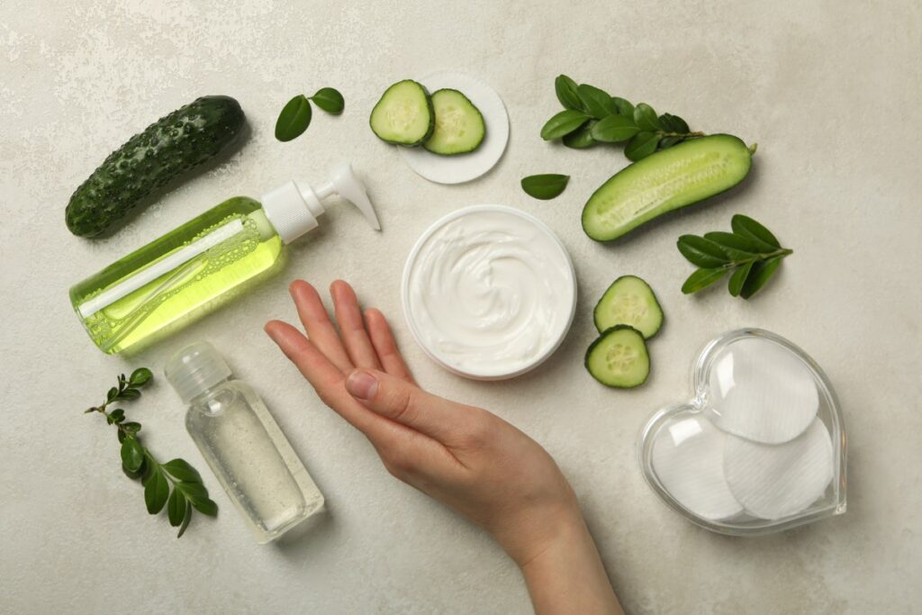 Main avec des produits cosmétiques