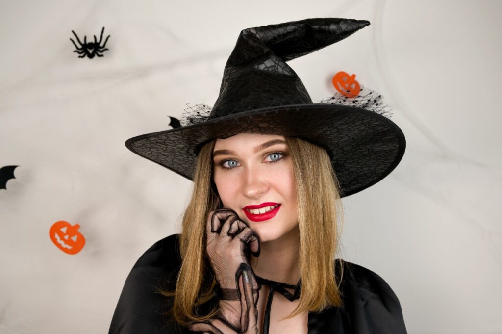 Une femme coiffée avec un chapeau de sorcière