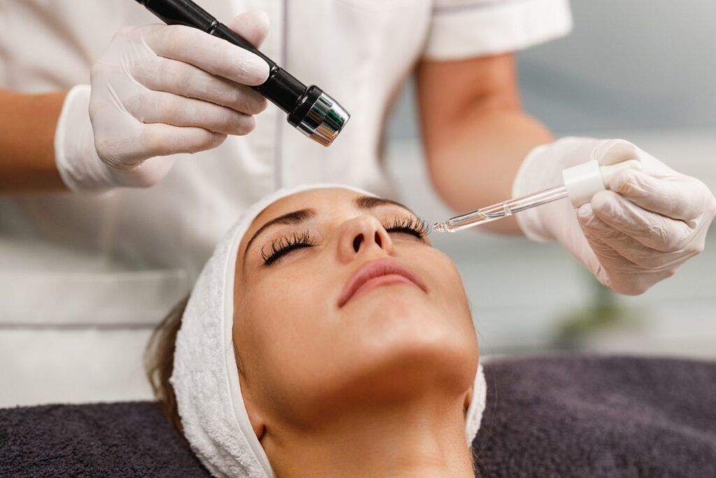 Une femme recevant un soin de visage dans un spa