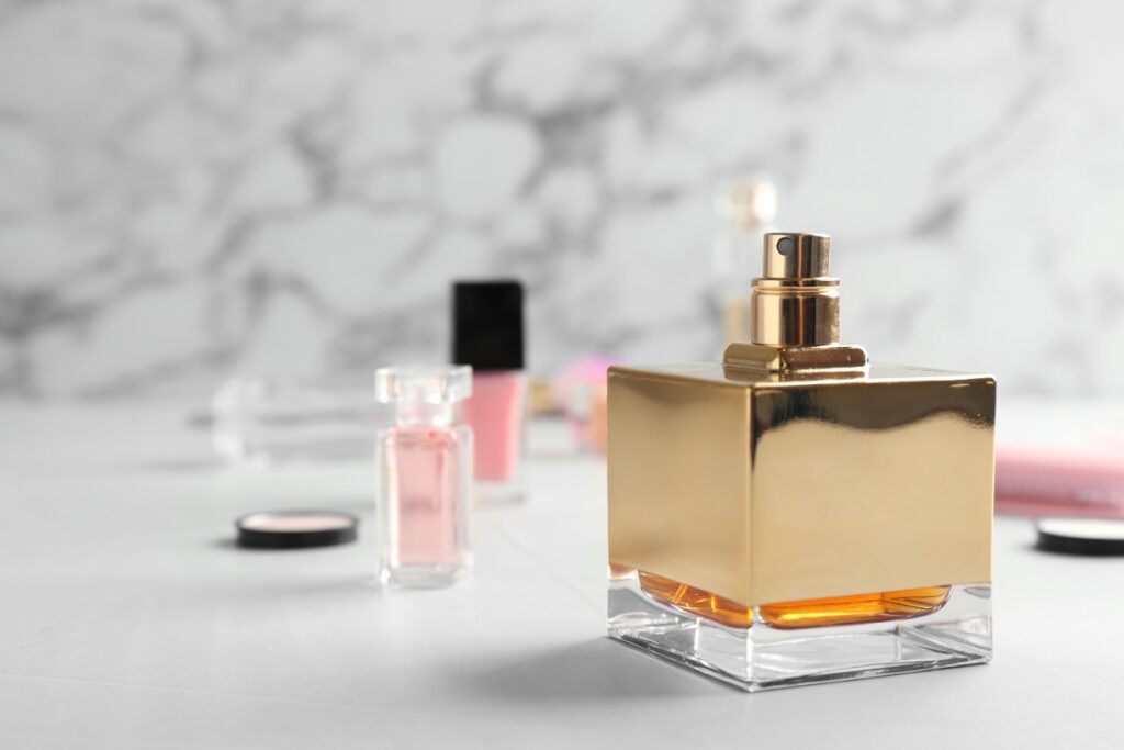 Un joli flacon de parfum sur une table
