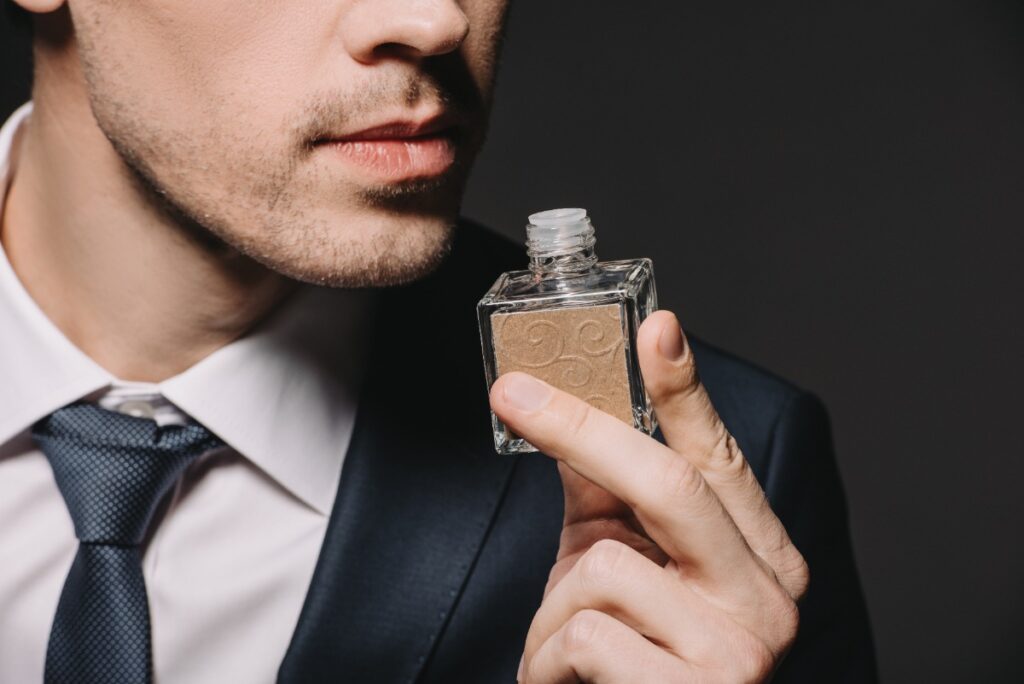 Un homme qui sent un parfum