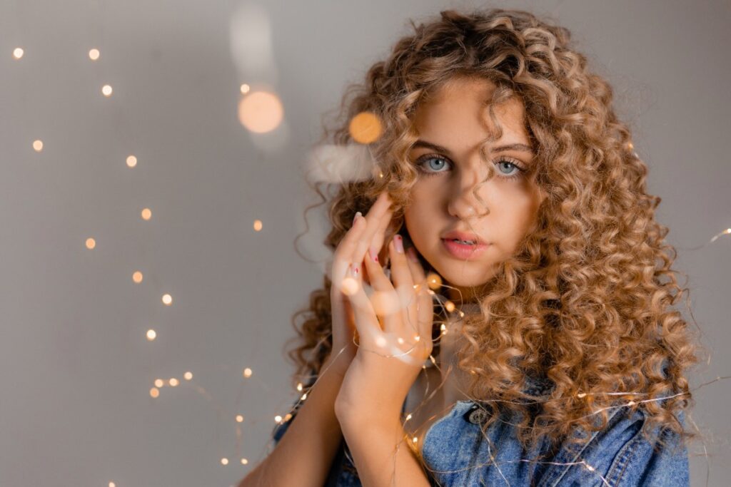 Une jeune fille aux cheveux crépus