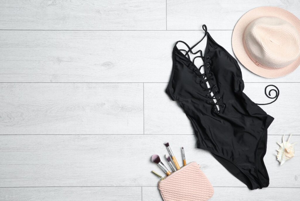 Un maillot de bain avec un chapeau et un pinceau de maquillage