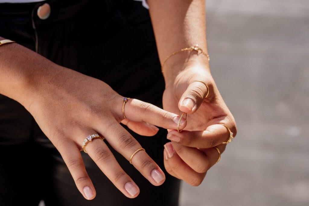 Mains avec des bagues sur les doigts et un bracelet 