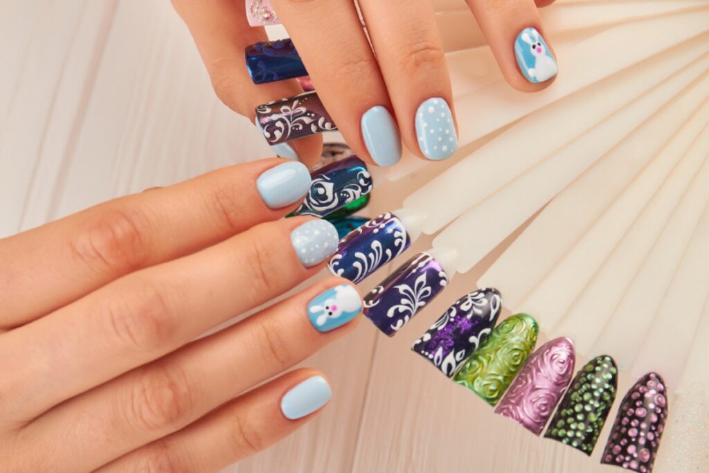 Mains choisissant du nail art à effet sirène