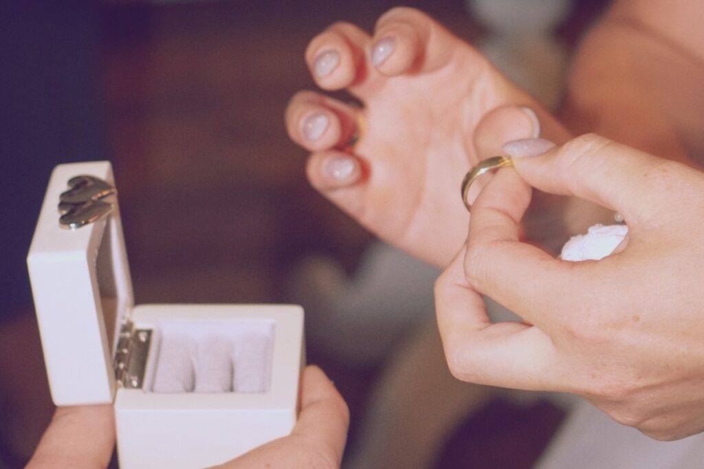 Une personne essayant une bague au pouce